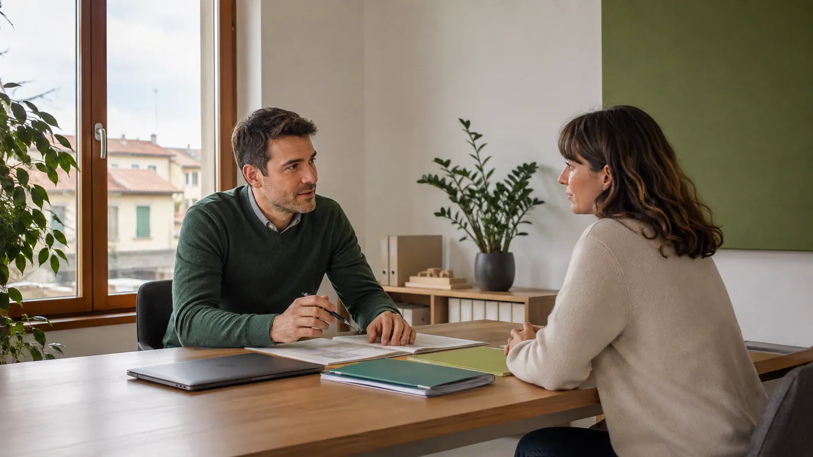 Consulente e cliente esaminano la documentazione di un progetto energetico