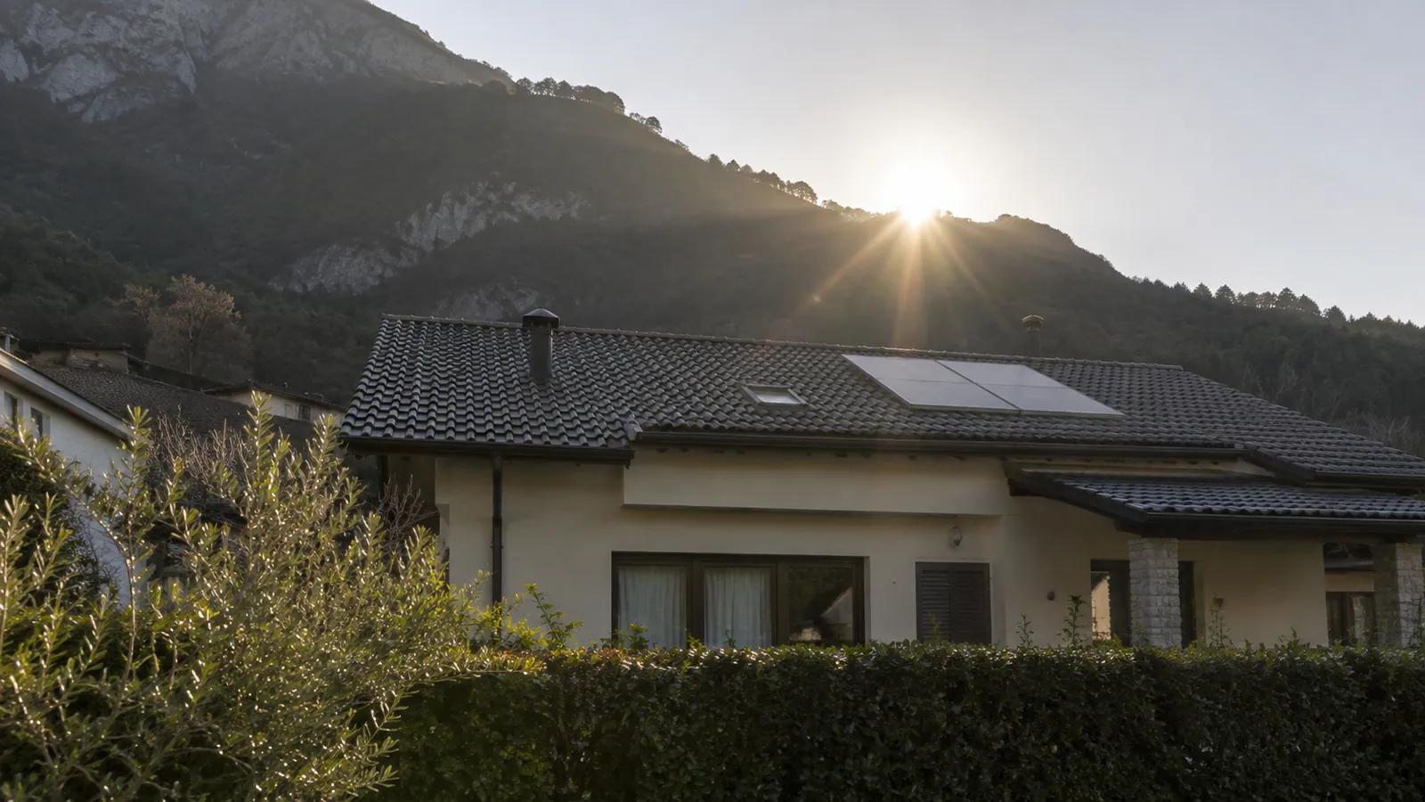 Orizzonte montano e sole basso durante l’inverno