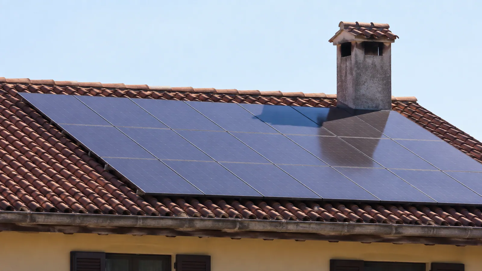 Ombra di un camino su una porzione della copertura