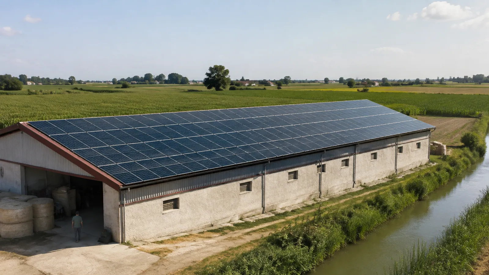 Fotovoltaico sulla copertura di un edificio agricolo in pianura