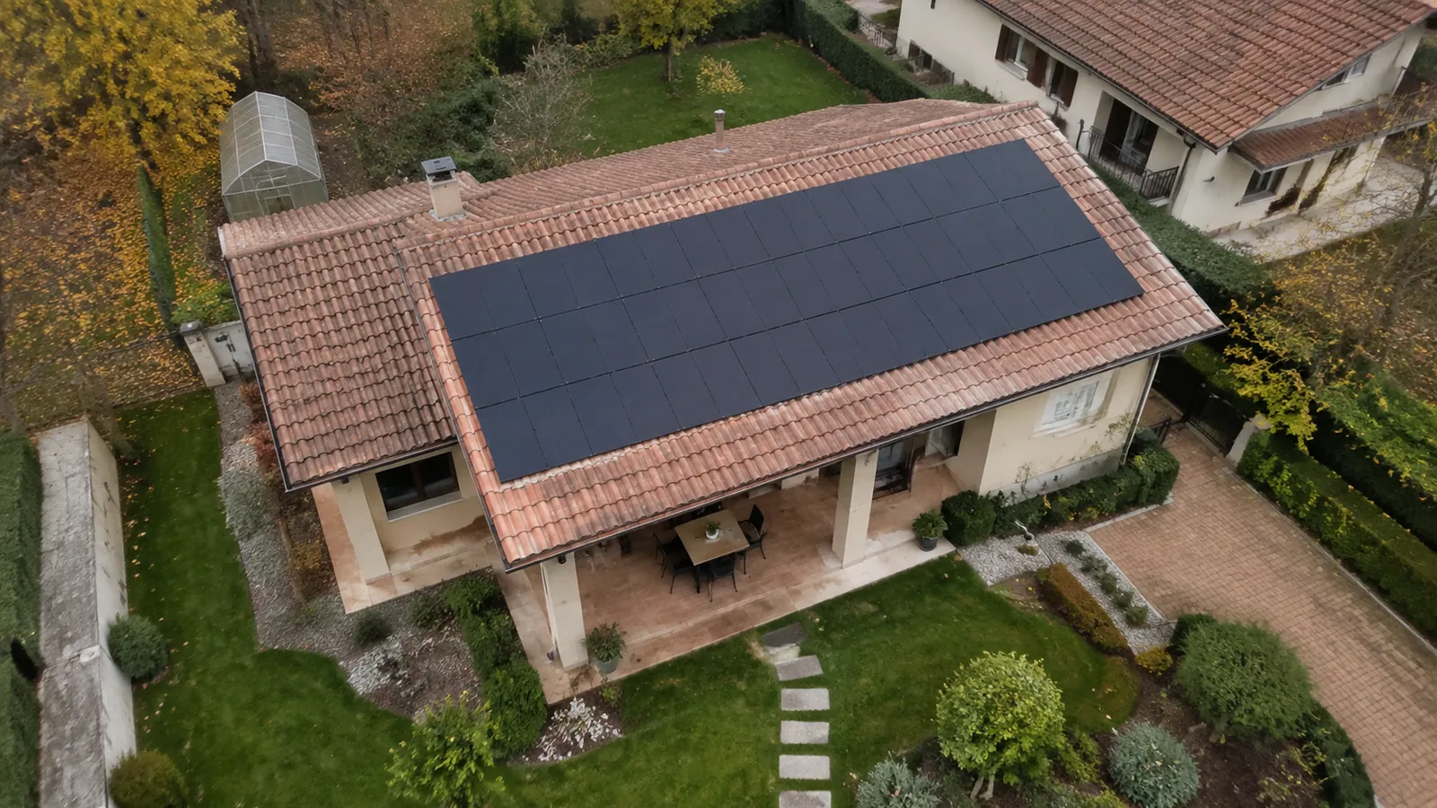 Immagine illustrativa: abitazione con pannelli fotovoltaici su un tetto in coppi