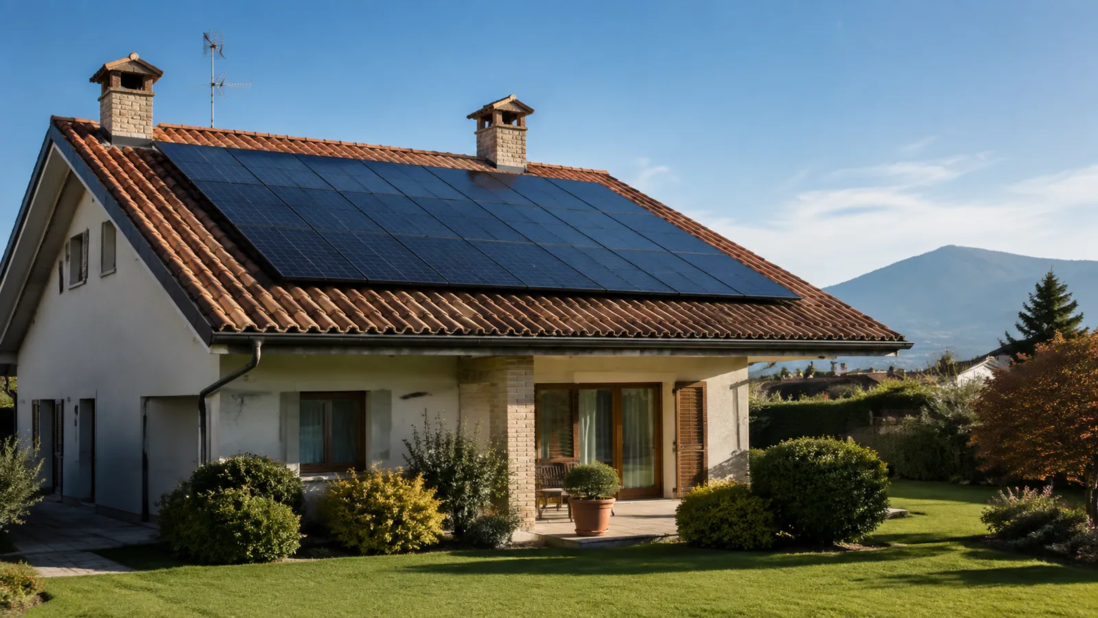 Immagine illustrativa: abitazione con pannelli fotovoltaici su un tetto in coppi