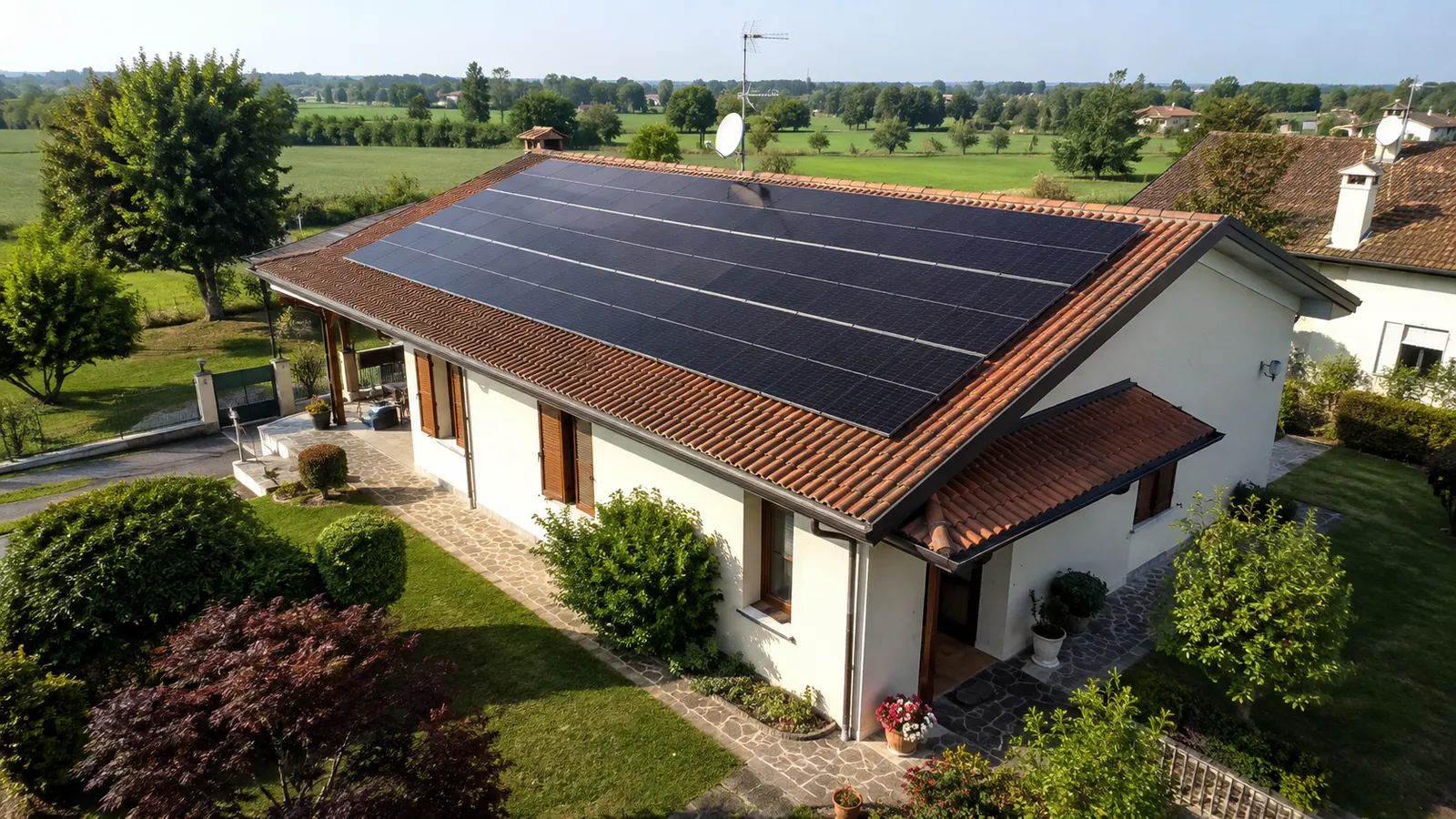Immagine illustrativa: abitazione con pannelli fotovoltaici su un tetto in coppi