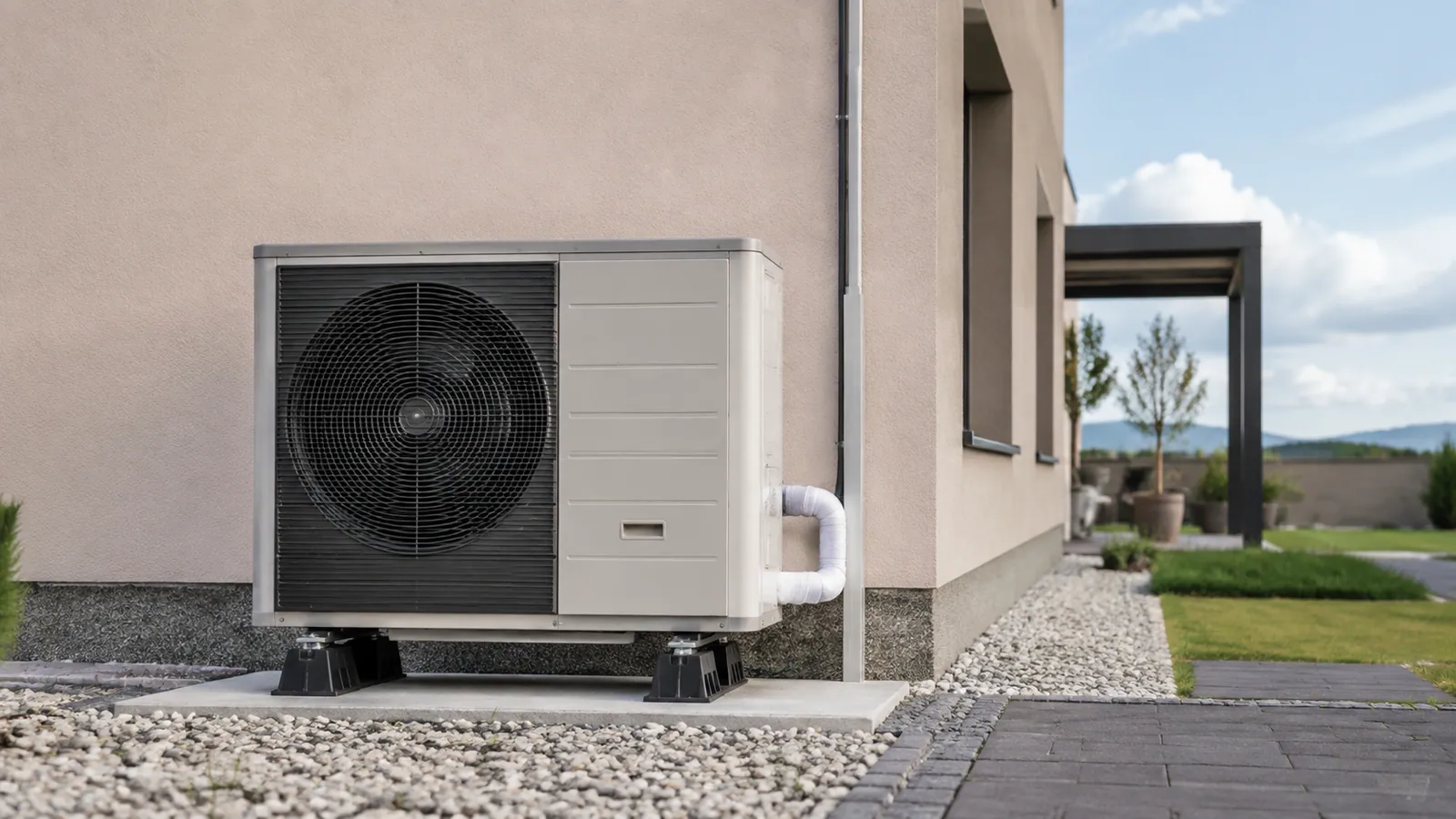 Immagine illustrativa: pompa di calore esterna con spazio libero per la ventilazione