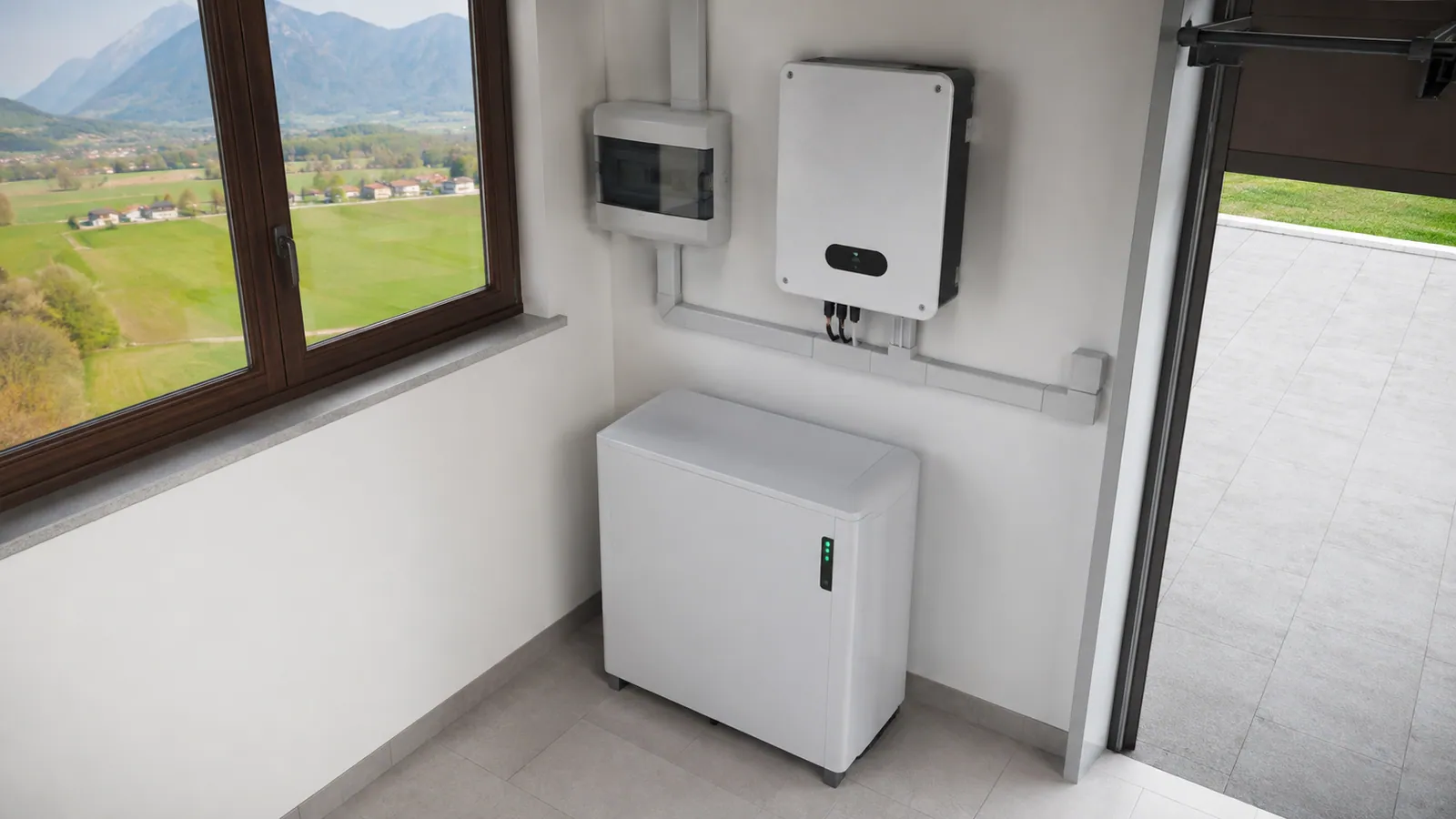 Immagine illustrativa: batteria di accumulo e inverter in un locale tecnico
