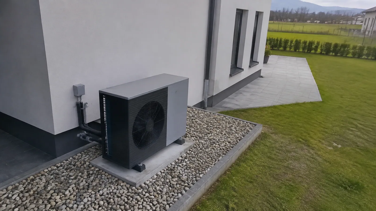 Immagine illustrativa: pompa di calore esterna con spazio libero per la ventilazione